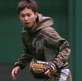 阪神タイガースの上本選手が自主トレで久保田スラッガーを使用
