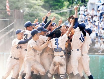 3年ぶりに甲子園出場決定!石川・遊学館の投手陣はデサントのグラブを